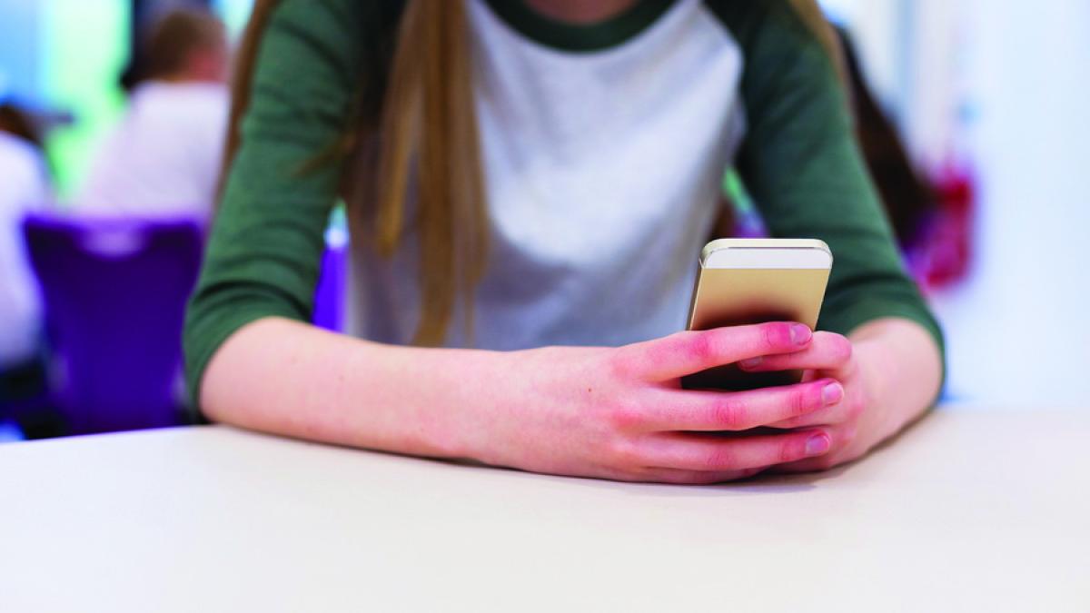 Interzicerea telefoanelor mobile în școli: O măsură controversată și implicațiile sale pentru educația din România