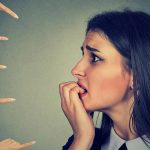 De ce unii oameni preferă să plece fără să-și ia rămas bun: Insight-uri psihologice și sociale