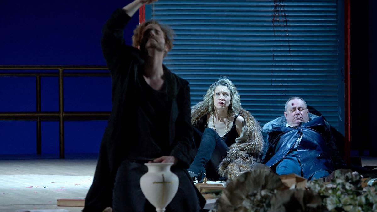 Hamlet la Craiova: O Viziune Modernă a Tragismului Shakespearean sub Direcția lui Gábor Tompa