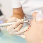 Implant dentar vs. proteză mobilă: Ghidul complet pentru alegerea soluției potrivite