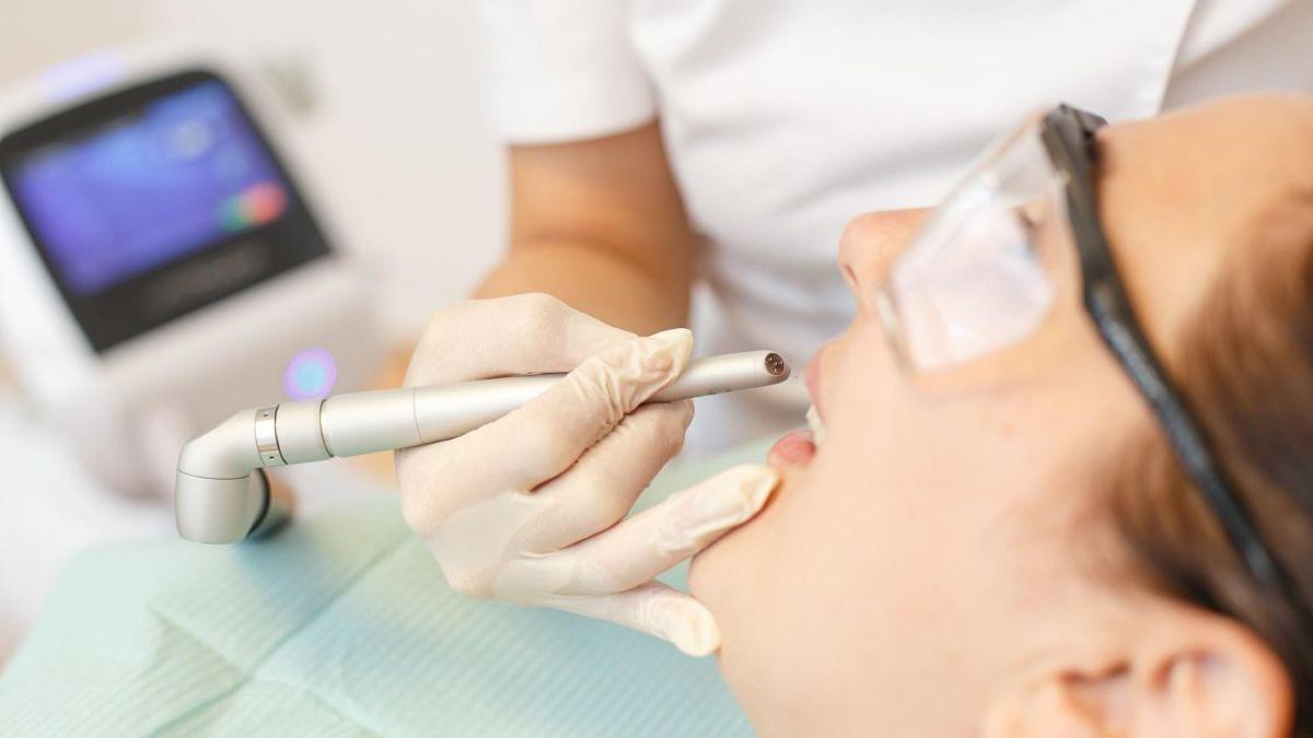 Implant dentar vs. proteză mobilă: Ghidul complet pentru alegerea soluției potrivite
