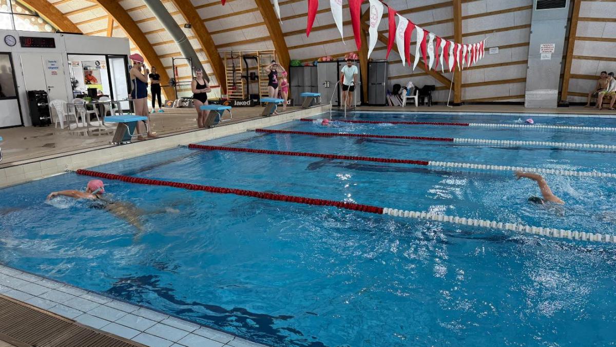 Cazul Șocant al Antrenorului de Înot din Câmpina: O Privire Asupra Agresiunii Sexuale în Sportul Românesc