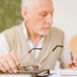 Impactul Contractelor de Muncă pentru Profesorii Pensionari: O Soluție Viabilă în Fața Crizei Educaționale?