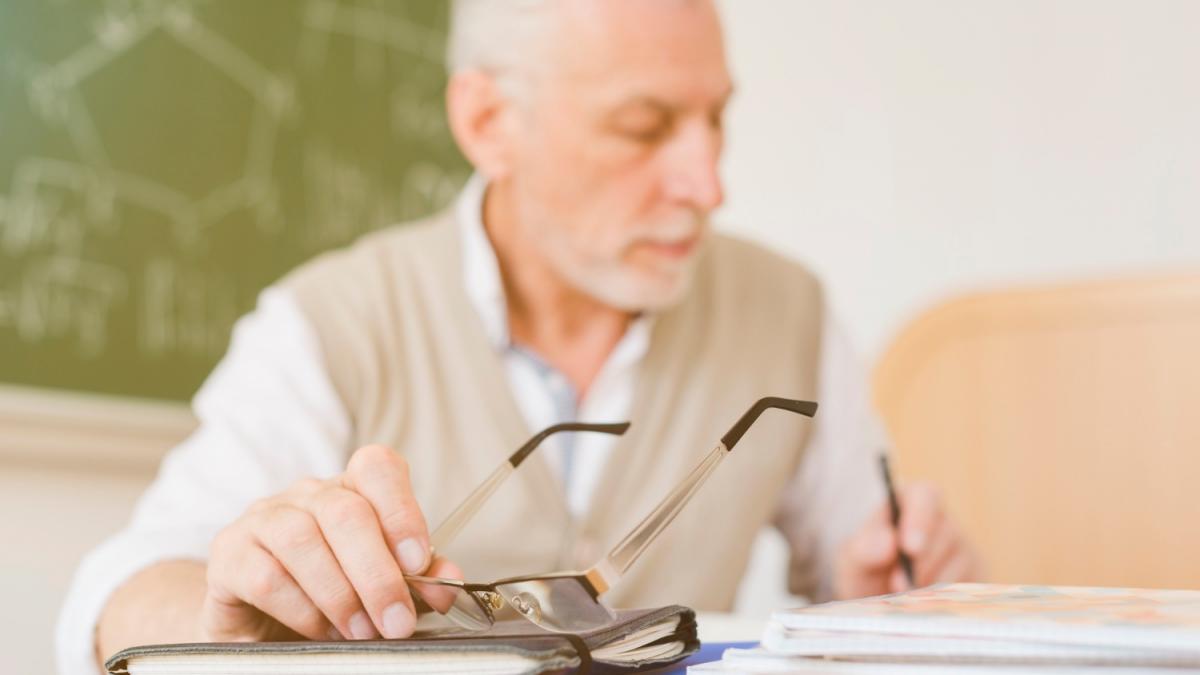 Impactul Contractelor de Muncă pentru Profesorii Pensionari: O Soluție Viabilă în Fața Crizei Educaționale?