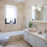 Utilizarea travertinului în băi: Idei inovatoare, finisaje elegante și reguli esențiale de întreținere