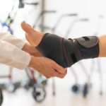 Recuperarea medicală după entorsa de gleznă: ghid complet pentru o revenire eficientă la mers și sport