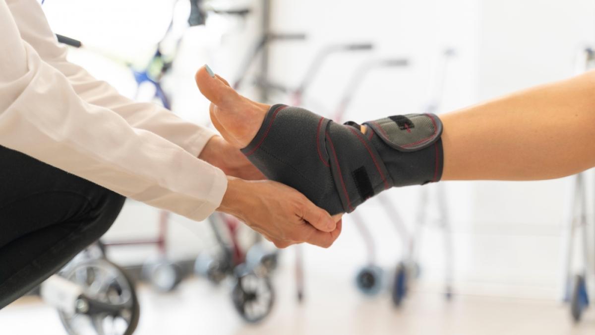 Recuperarea medicală după entorsa de gleznă: ghid complet pentru o revenire eficientă la mers și sport