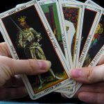 Horoscop de Tarot pentru Iunie 2026: Lecții de Viață și Provocări în Timpuri Grele