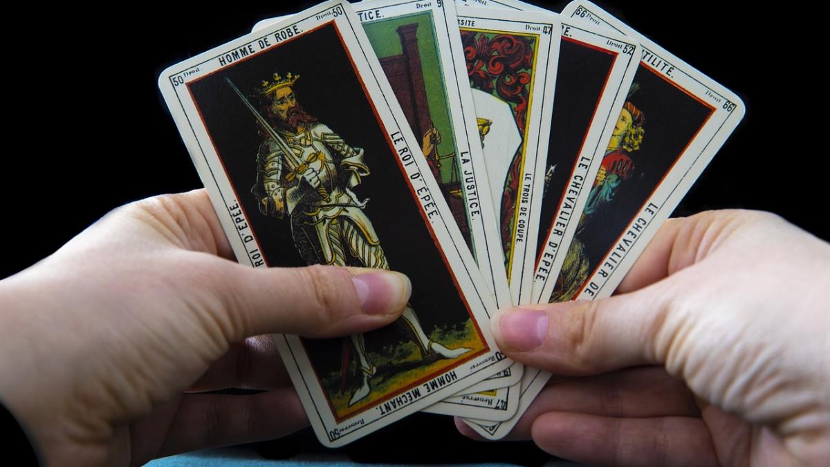 Horoscop de Tarot pentru Iunie 2026: Lecții de Viață și Provocări în Timpuri Grele