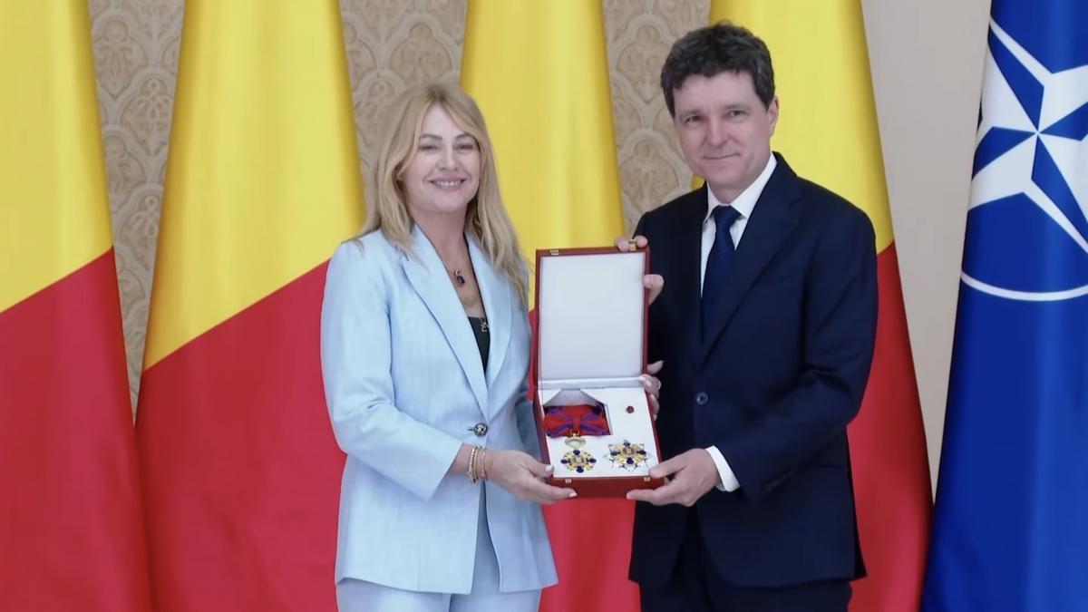 Nadia Comăneci: O Legendă Românească Onorată cu Ordinul Național Steaua României în Grad de Mare Cruce