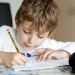 Dezvoltarea intelectuală a copiilor: De ce mai puține teme pot aduce rezultate mai bune