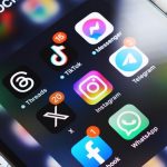 Impactul Rețelelor Sociale Asupra Sănătății Mintale: O Analogie Între TikTok, Instagram și Fumat