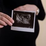 Un caz revoltător în SUA: Condamnarea unei femei după un avort spontan și o postare pe rețelele sociale