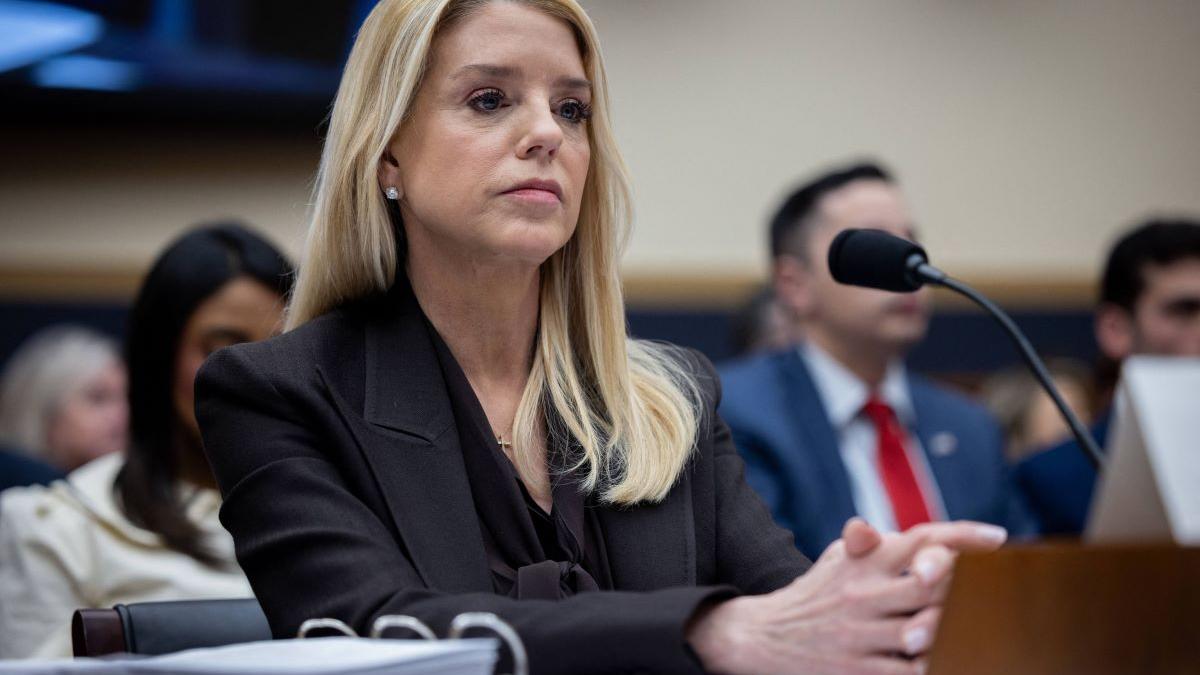 Pam Bondi: O carieră impresionantă și lupta cu cancerul