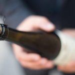 Restricțiile dure la alcool în destinația preferată a românilor: O analiză detaliată a impactului și implicațiilor