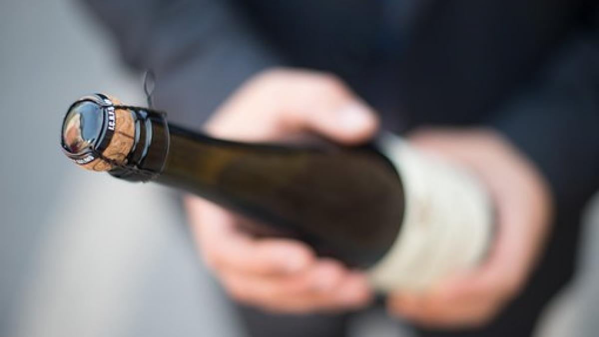 Restricțiile dure la alcool în destinația preferată a românilor: O analiză detaliată a impactului și implicațiilor
