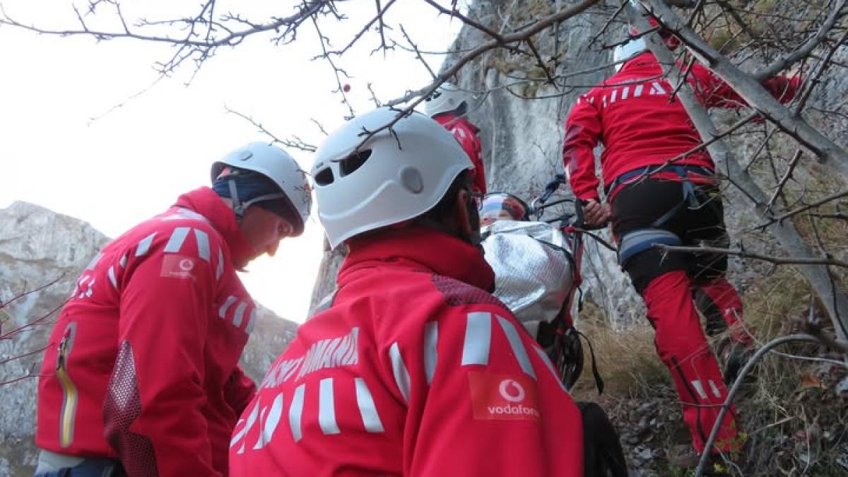 Pericolele Timpurilor Moderne: Avertizările Salvamont și Responsabilitatea Turiștilor în Muntii României