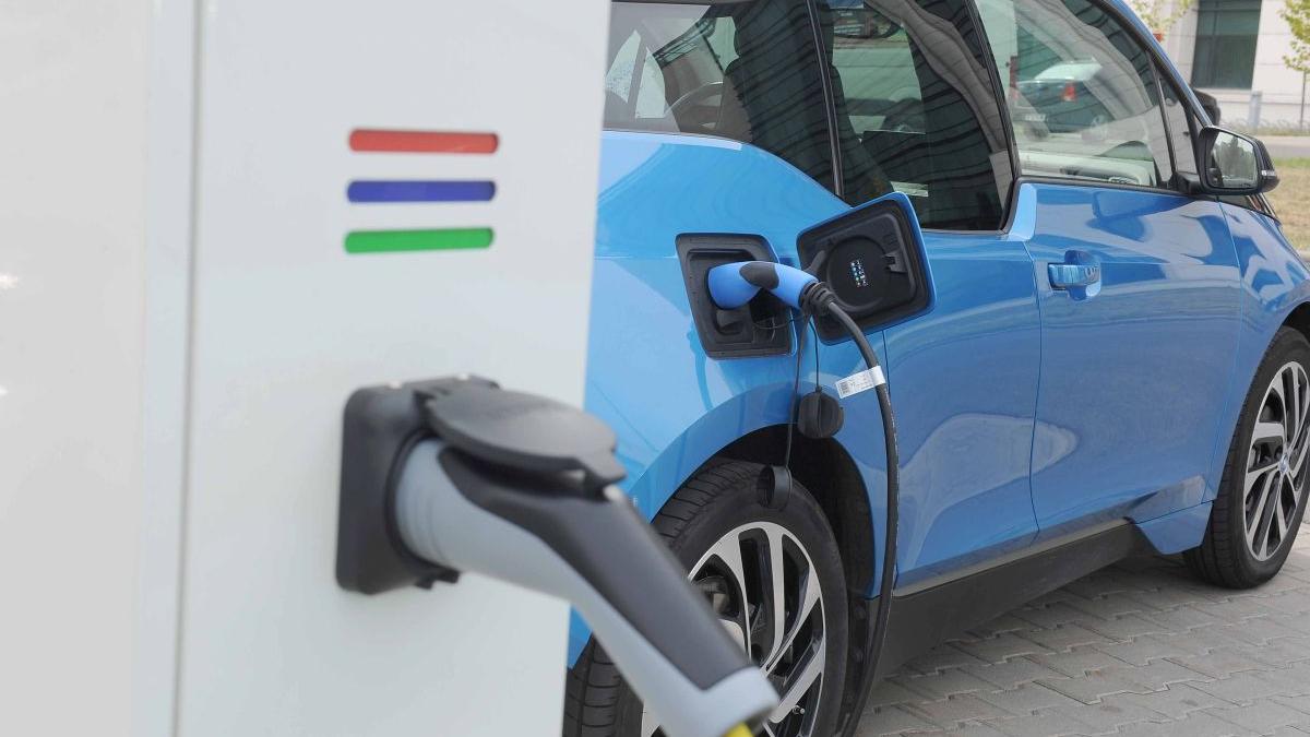 Transformarea industriei auto europene: Obligația companiilor de a adopta mașini electrice