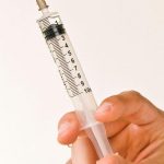 Revoluția în Tratamentul Cancerului: O Injecție Care Transformă Viitorul Pacienților cu Tumori Rezistente la Chimioterapie