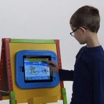Contradicțiile digitalizării educației: Cum școlile cer părinților să limiteze ecranele, dar impun ore de stat pe dispozitive