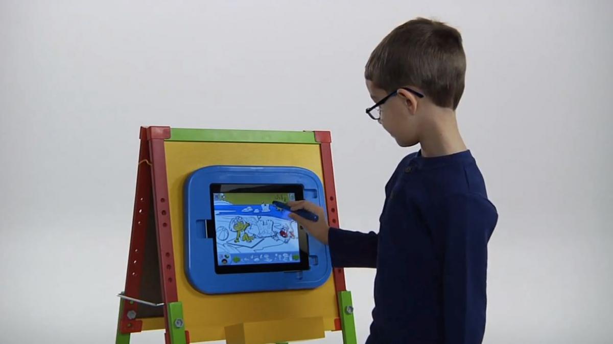Contradicțiile digitalizării educației: Cum școlile cer părinților să limiteze ecranele, dar impun ore de stat pe dispozitive