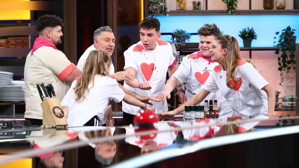 Competiția Culinară de la Chefi la Cuțite: O Privire Detaliată Asupra Primei Amulete Câștigate de Echipa Roz