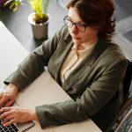 Facilități fiscale și bonusuri pentru firmele care angajează persoane cu dizabilități: O analiză detaliată asupra impactului și implicațiilor sociale