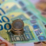 Analiza recentelor fluctuații ale euro în raport cu leul: implicații economice și sociale