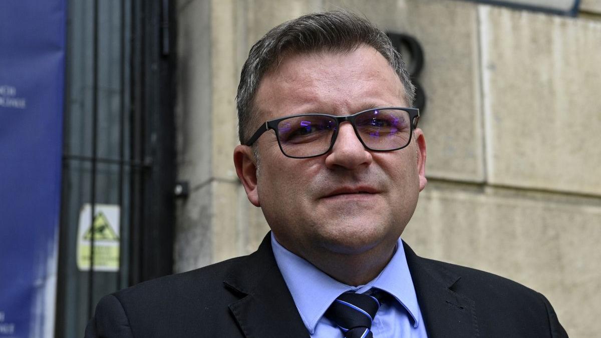 Scandalul Legii Salarizării: O Analiză Detaliată a Jocului Politic Dublu Acuzat de Fostul Ministru Budăi