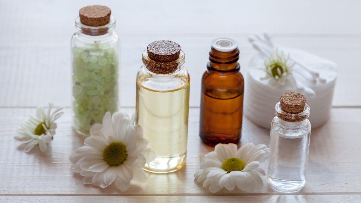 Uleiul de Jojoba: Un Ingredient Esențial în Îngrijirea Pielii și Beneficiile Sale Incredibile