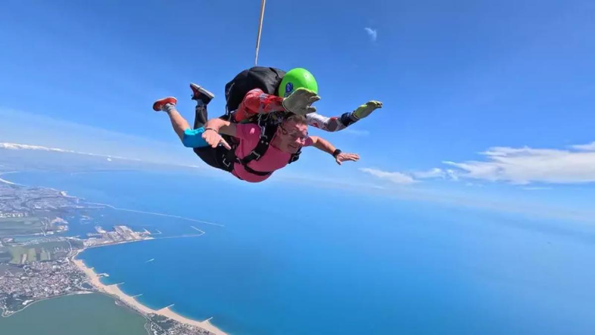 Adrenalină și aventură: Salturile cu parașuta deasupra Mării Negre, un nou trend în turismul românesc
