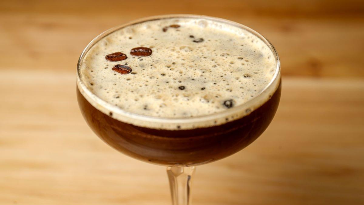 Espresso Martini: Ghid complet pentru prepararea acasă a unui cocktail emblematic