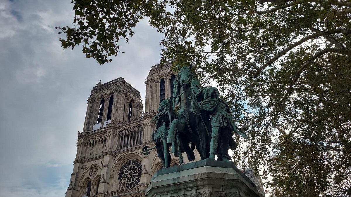 Descoperind Secretele Catedralei Notre-Dame: O Privire Asupra Istoriei și Arhitecturii Emblematice