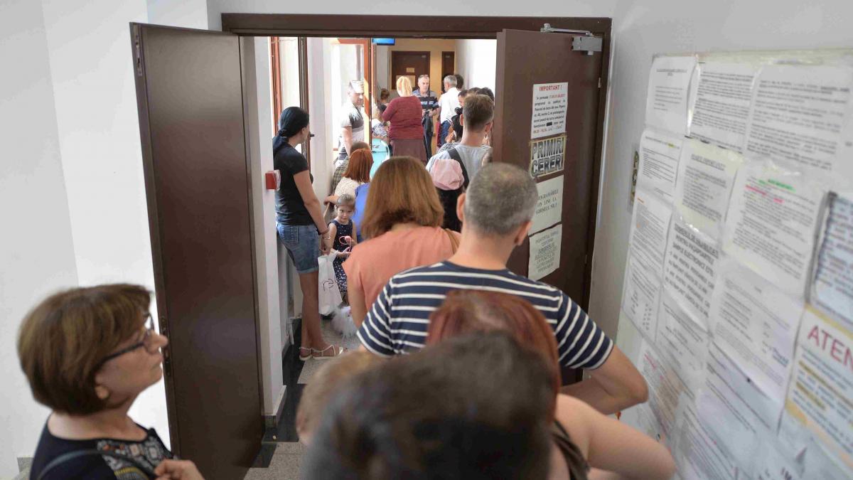 Amenzi pentru funcționarii care solicită copii după buletin: Impactul asupra relației cetățean-administratie