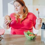 Obezitatea: Un Flagel Modern – Condiții, Riscuri și Efecte Asupra Societății