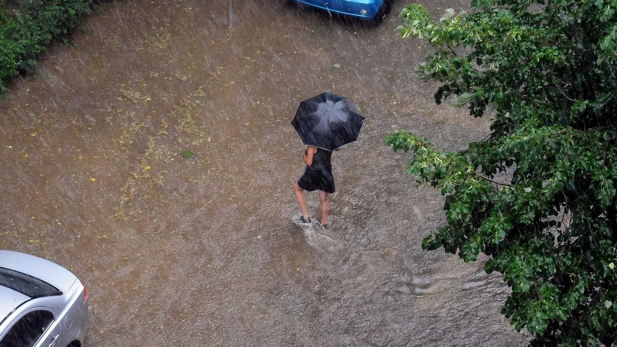 Alertă meteo de vreme severă: Impactul ploilor torențiale și descărcărilor electrice asupra comunităților din România