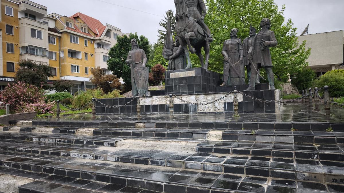 Războiul statuilor din inima României: Mihai Viteazul călărește pe moloz la Sfântu Gheorghe