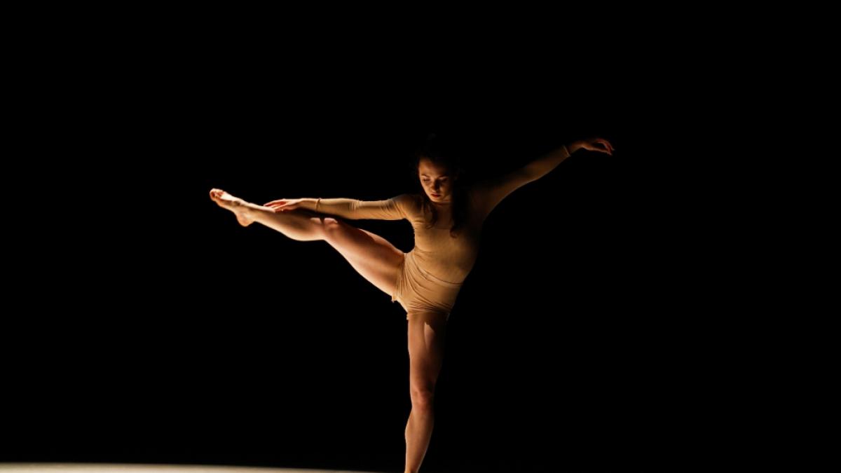 Explorarea Solo-ului de Dans Contemporan „Femina”: O Reflecție Artistică pe Scena Choreography 40 din Hanovra