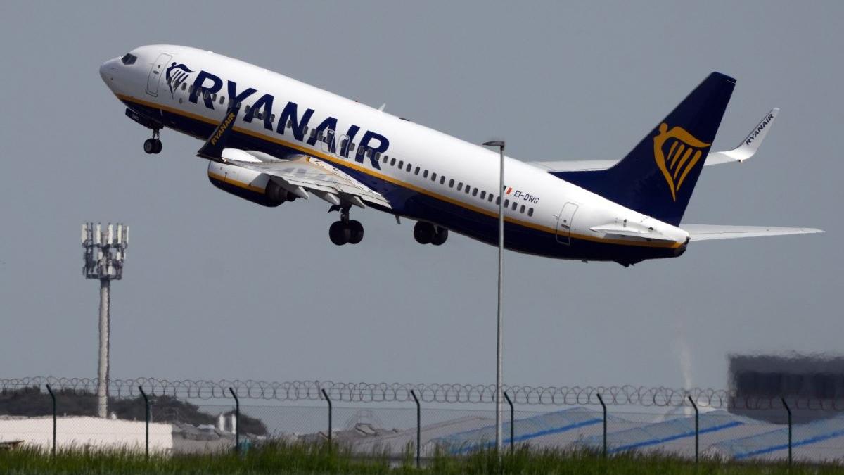 Ryanair sub lupa autorităților: taxe ascunse și impactul asupra părinților care călătoresc cu minori