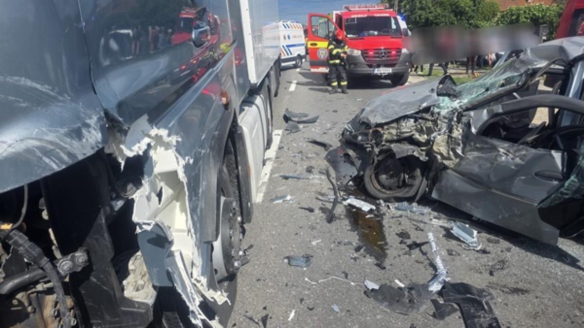 Accident grav pe DN7: Impactul devastator dintre un camion și două mașini în Argeș