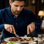 Psihologia din spatele gestului de a tăia friptura: Ce spune stilul tău despre tine