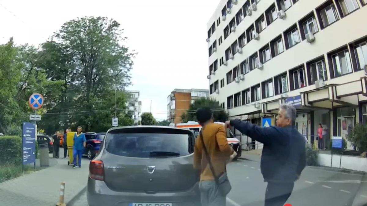 Violență extremă surprinsă pe camere: Analiza incidentului dintre un agent de pază și un livrator la spital