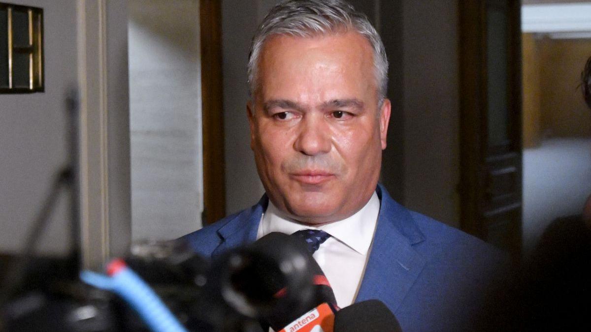 Adrian Veștea și Provocările Politice Actuale: Refuzul de a Depune Mandatul și Acceptarea Voturilor AUR