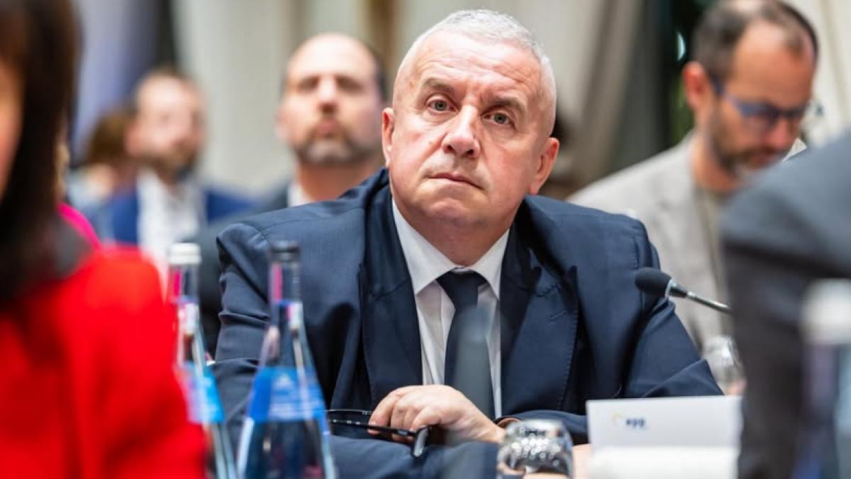 Conspirații și Politica Românească: Analiza Tensiunilor din Tabăra PNL înainte de Congres