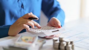 Declinul industrial: O analiză detaliată a scăderii economice de 7% raportată de INS în aprilie