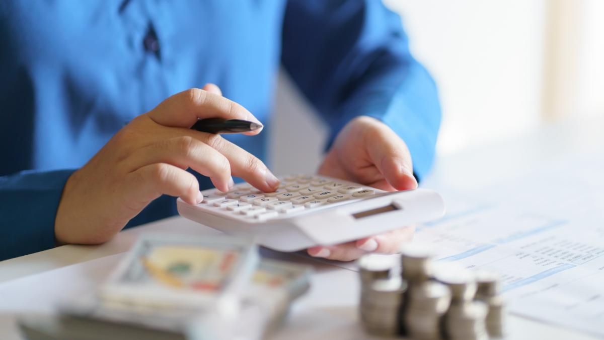 Declinul industrial: O analiză detaliată a scăderii economice de 7% raportată de INS în aprilie