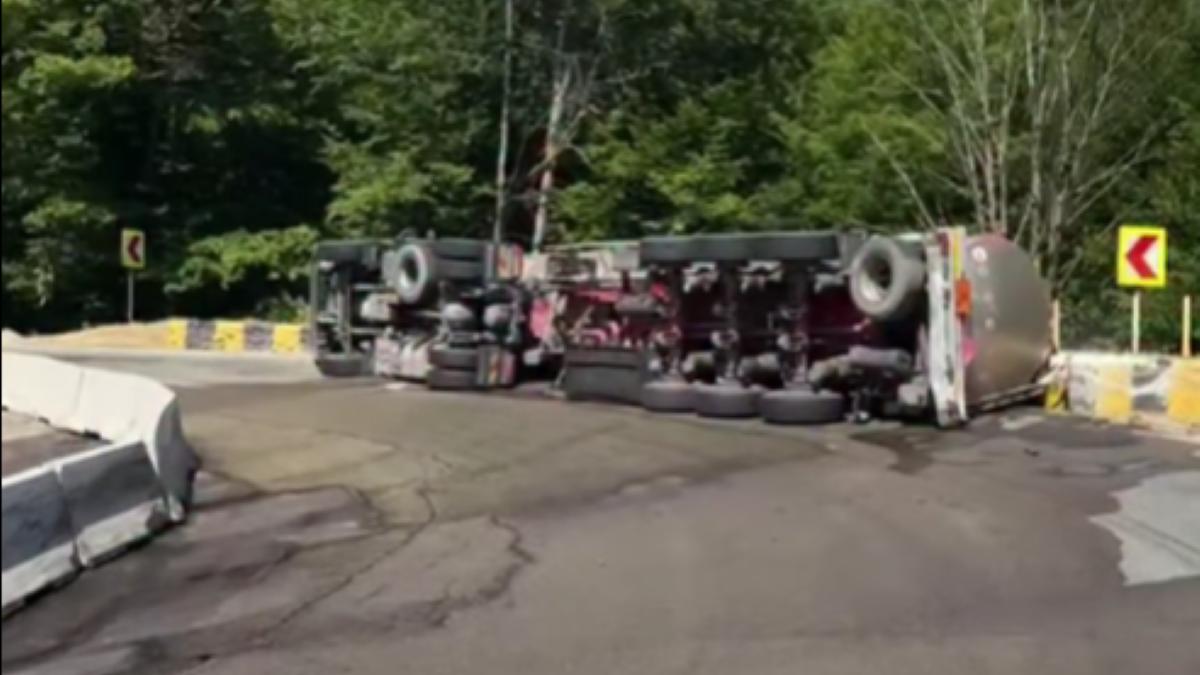 Incident grav pe DN7: Răsturnarea unei autocisterne cu benzină și implicațiile sale asupra traficului și mediului