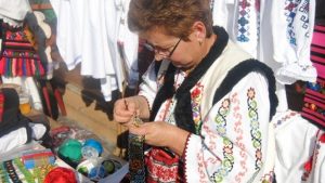 Descoperirea Tradițiilor Românești: Magia Sânzienelor la Muzeul Țăranului