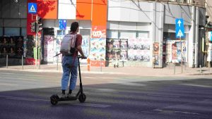 Reguli noi pentru trotinetiști: Casca devine obligatorie – O analiză detaliată a impactului și implicațiilor