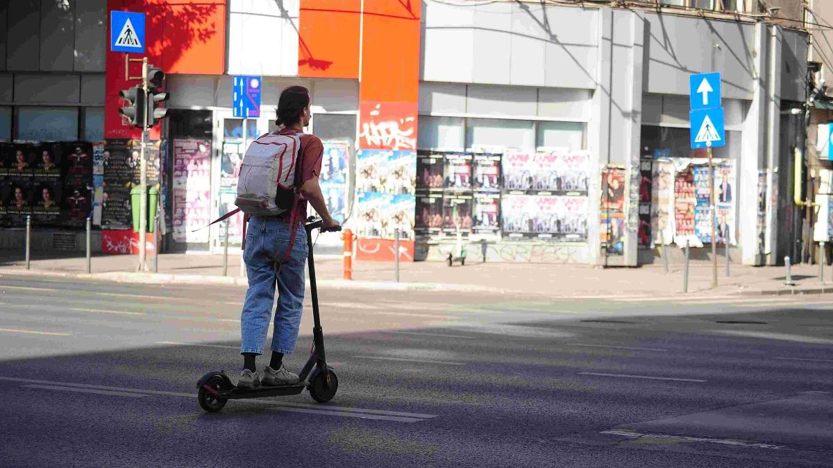 Reguli noi pentru trotinetiști: Casca devine obligatorie – O analiză detaliată a impactului și implicațiilor